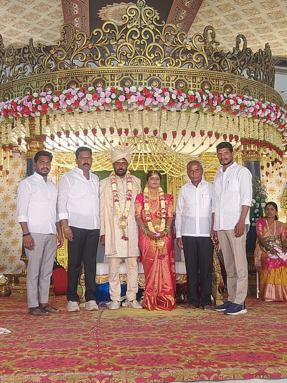 నూతన వధూవరులను ఆశీర్వదించిన అనంత రాజుగౌడ్